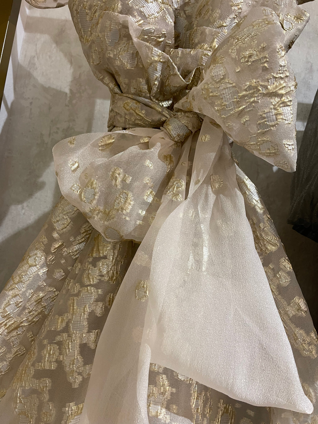 VESTIDO BROCADO EM BEGE E DOURADO