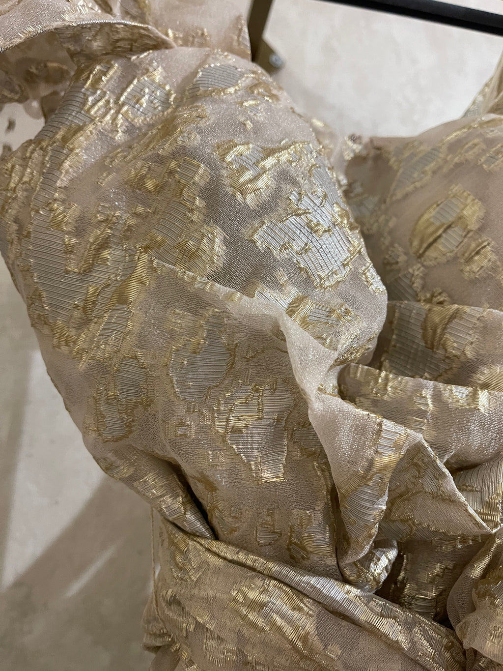 VESTIDO BROCADO EM BEGE E DOURADO