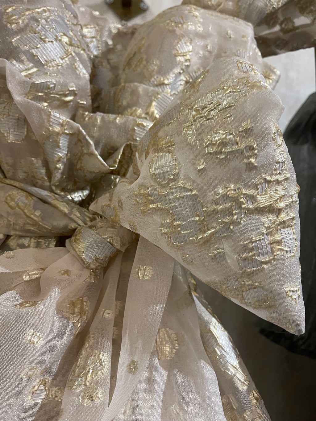 VESTIDO BROCADO EM BEGE E DOURADO