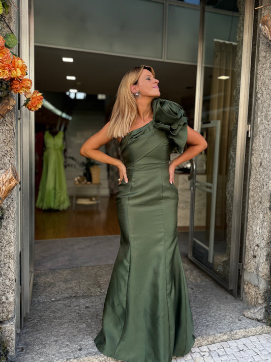 Vestido com uma flor no ombro