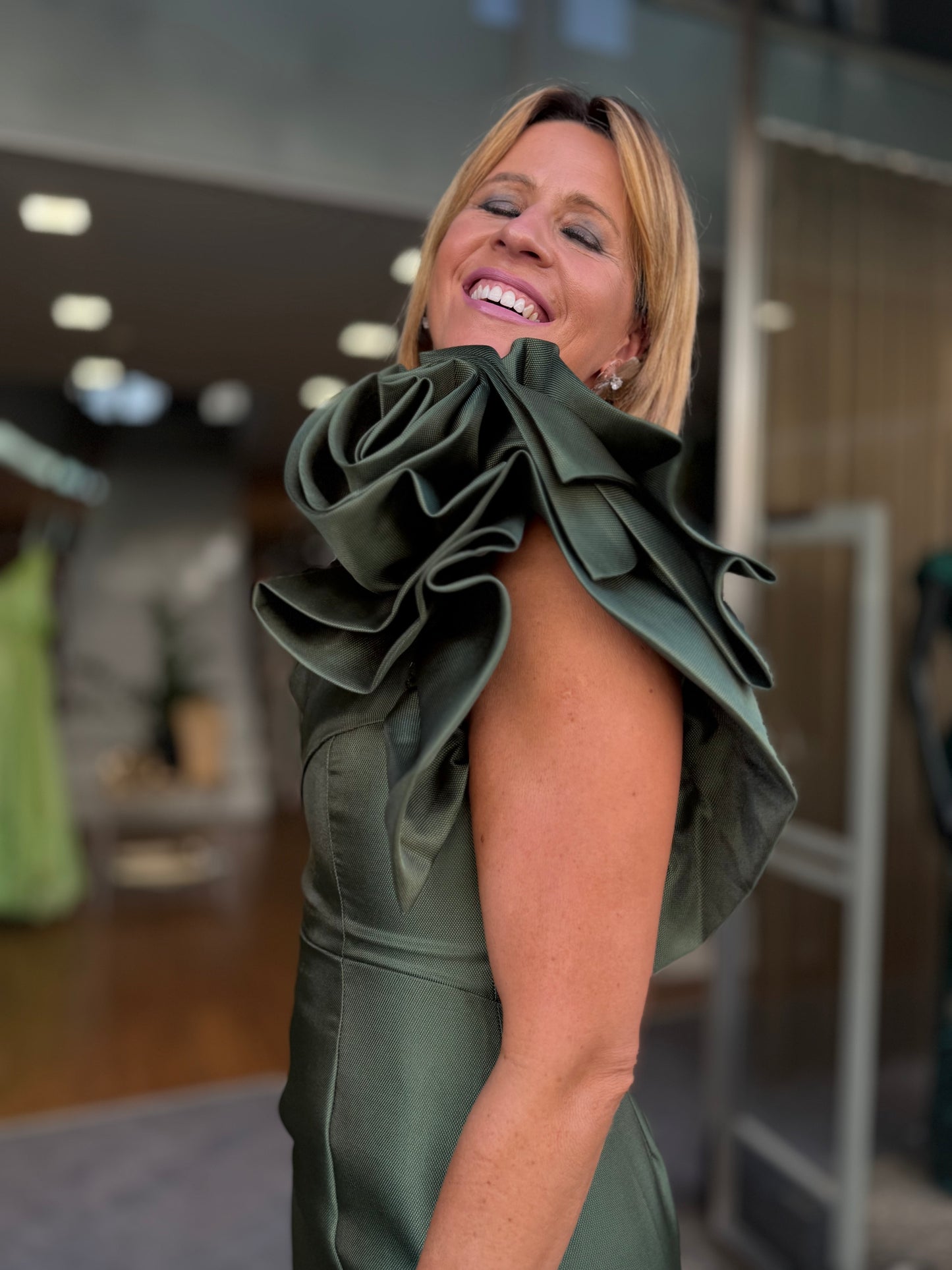 Vestido com uma flor no ombro