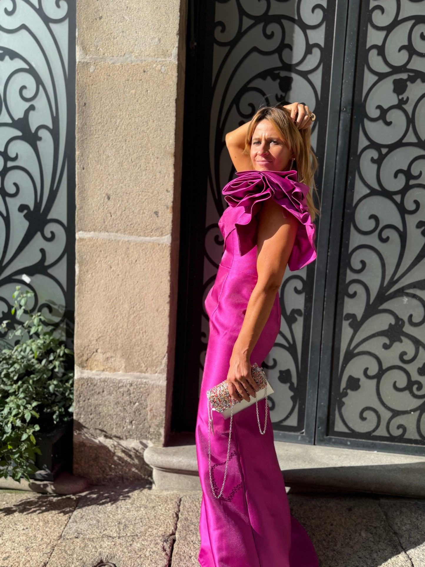 Vestido com uma flor no ombro