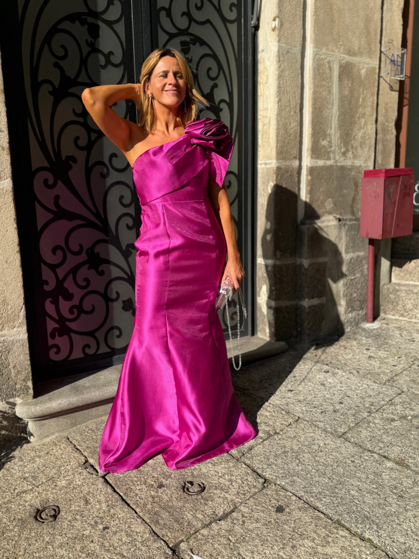 Vestido com uma flor no ombro