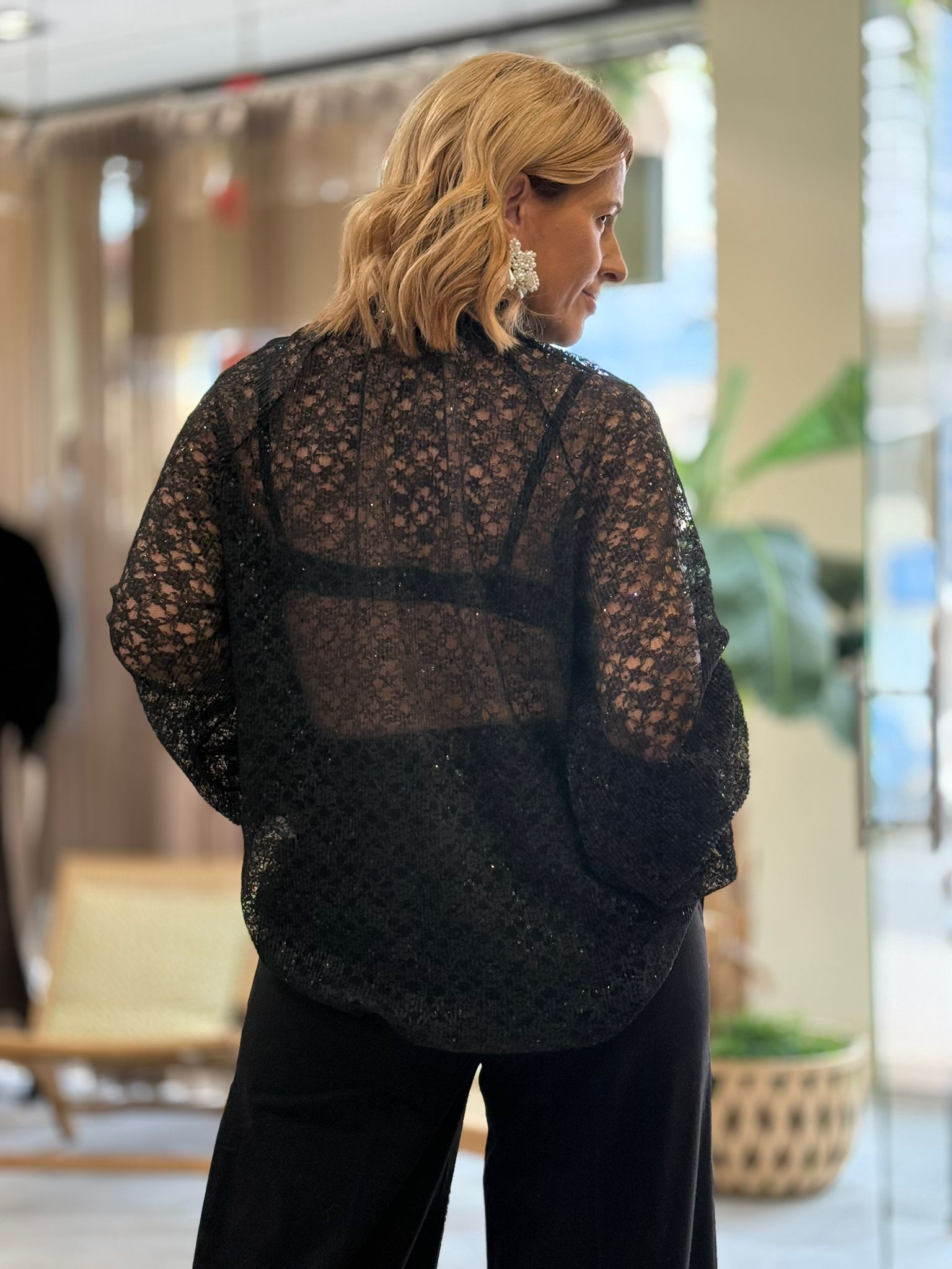 BLUSA SEMI TRANSPARENTE EM LANTEJOULAS