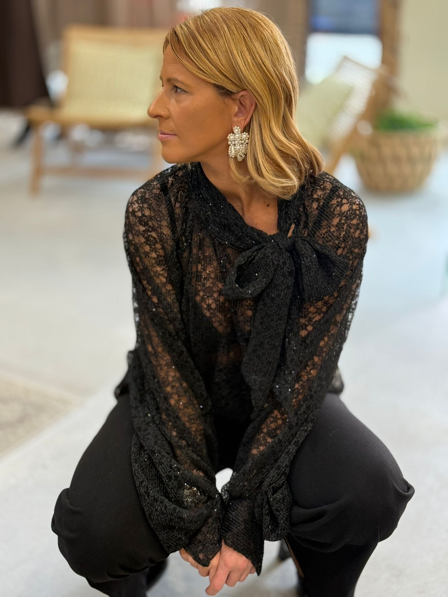 BLUSA SEMI TRANSPARENTE EM LANTEJOULAS