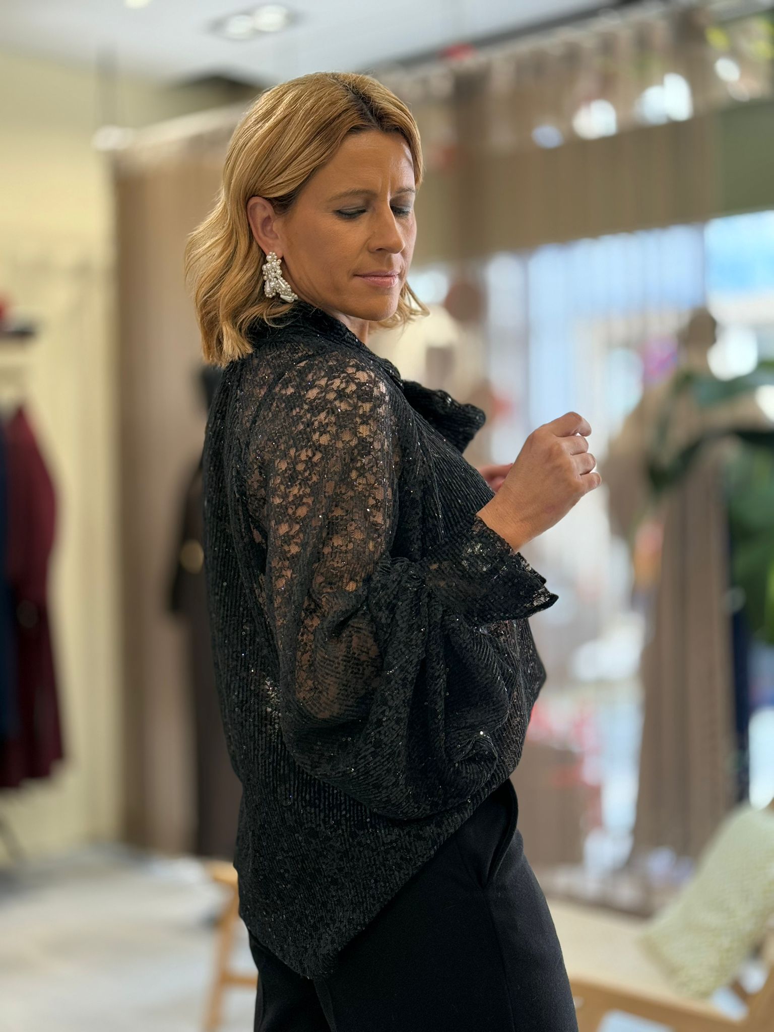 BLUSA SEMI TRANSPARENTE EM LANTEJOULAS