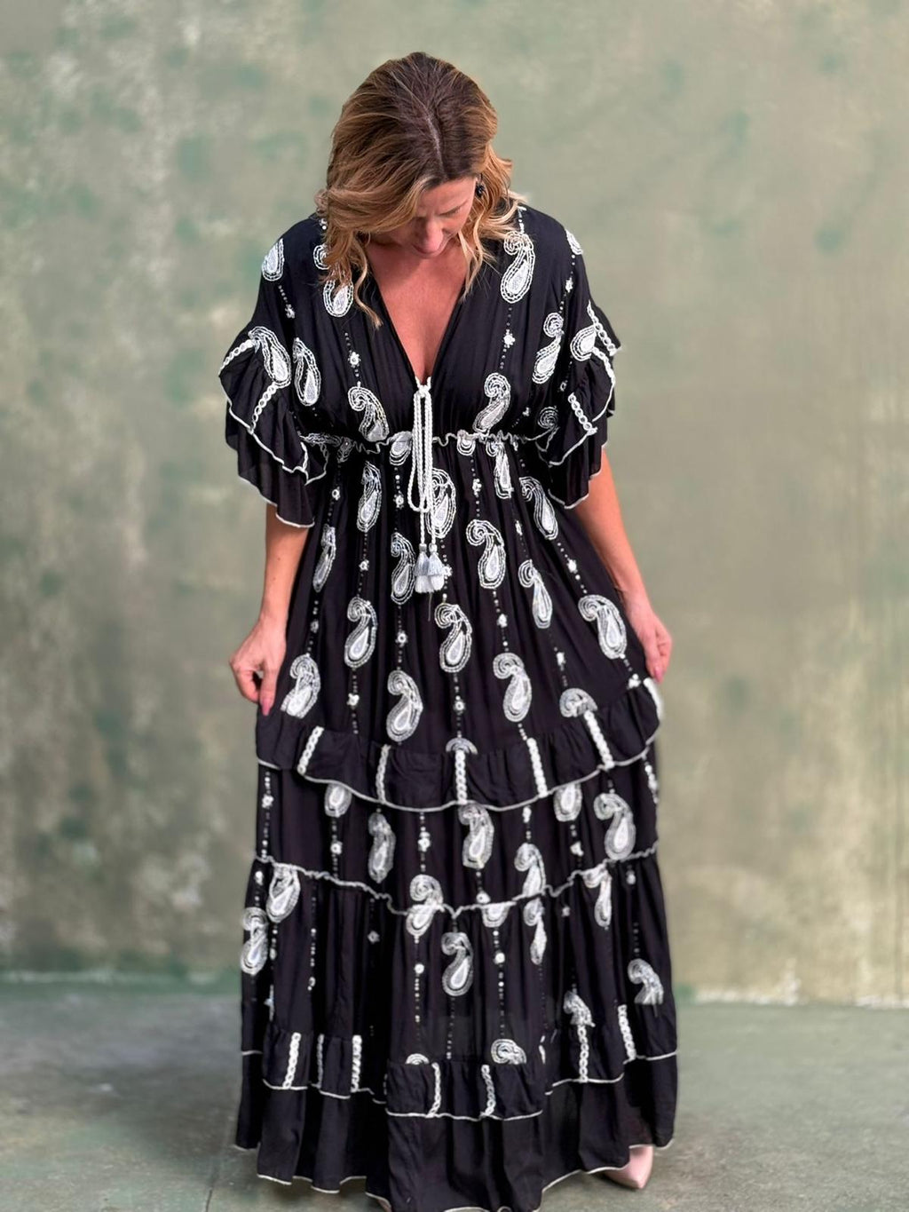 VESTIDO PRETO COM BORDADO