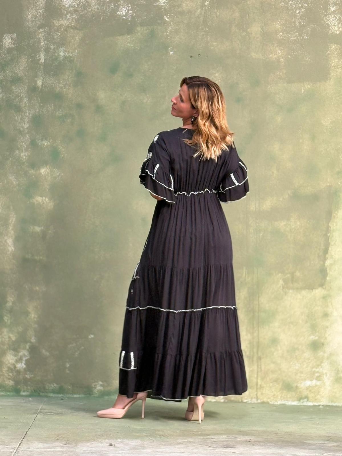 VESTIDO PRETO COM BORDADO