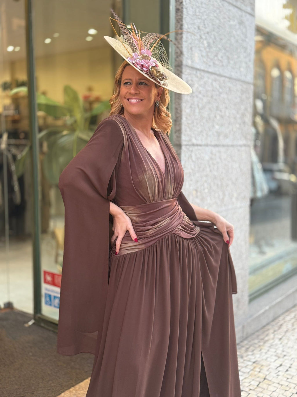 VESTIDO CASTANHO COM MANGAS CAPAS