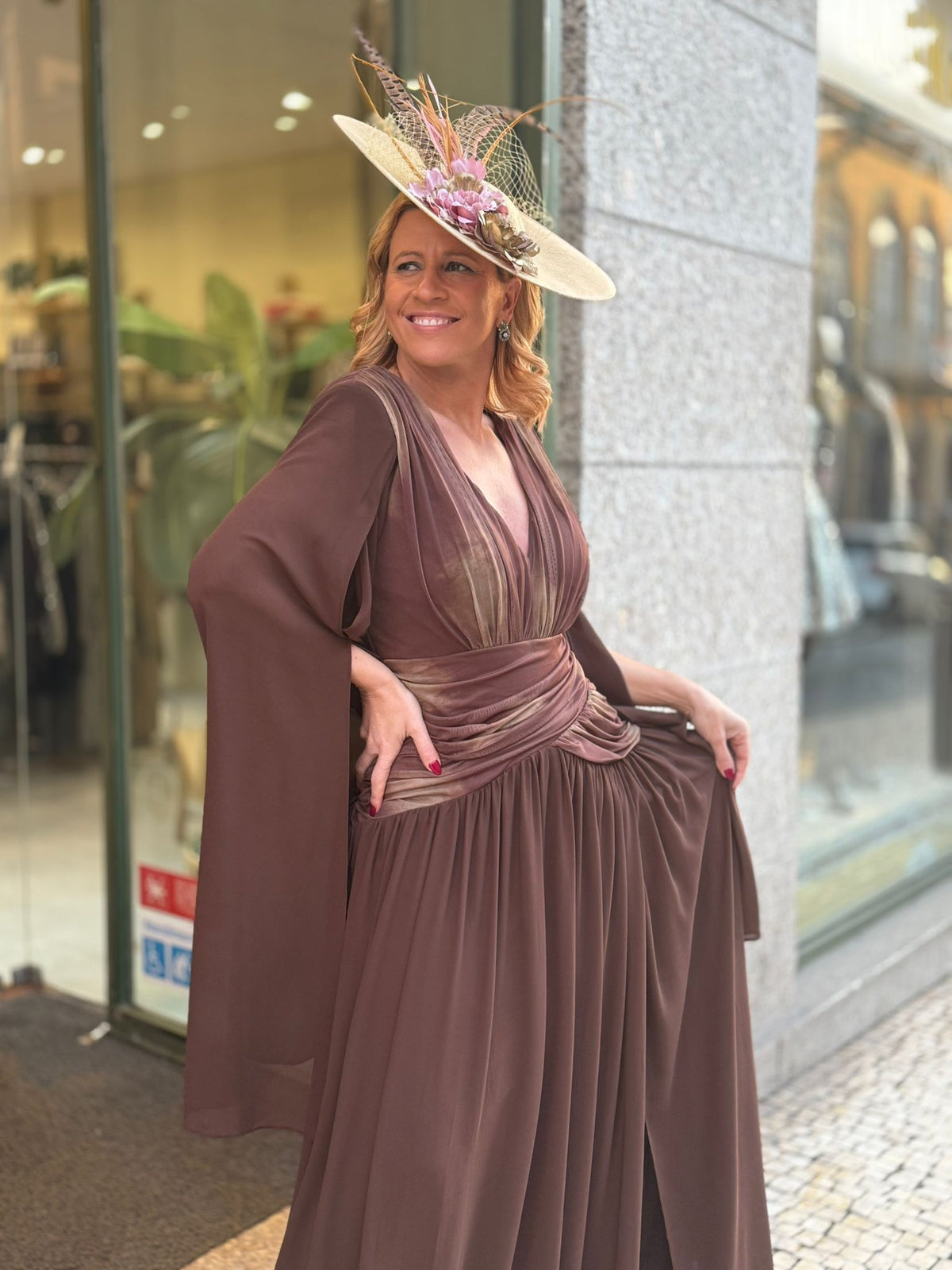VESTIDO CASTANHO COM MANGAS CAPAS