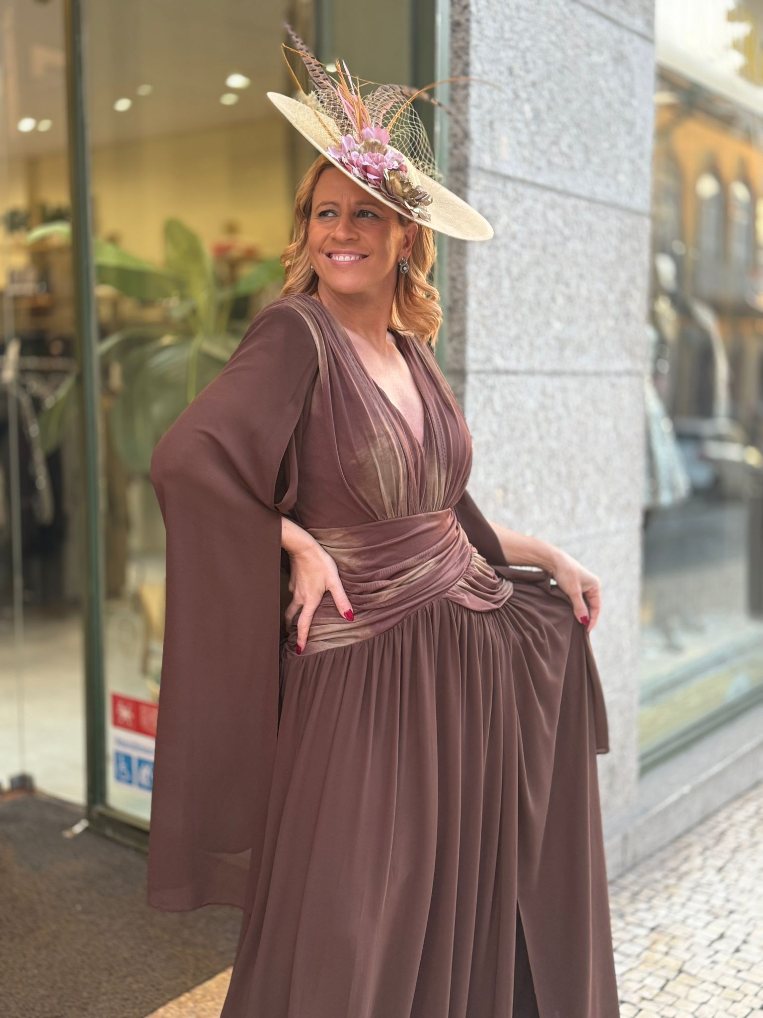 VESTIDO CASTANHO COM MANGAS CAPAS