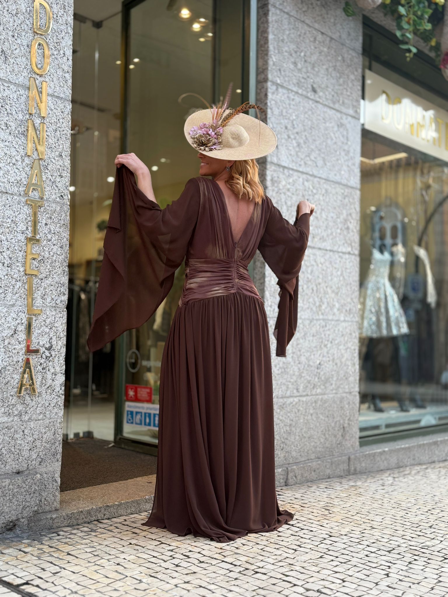 VESTIDO CASTANHO COM MANGAS CAPAS