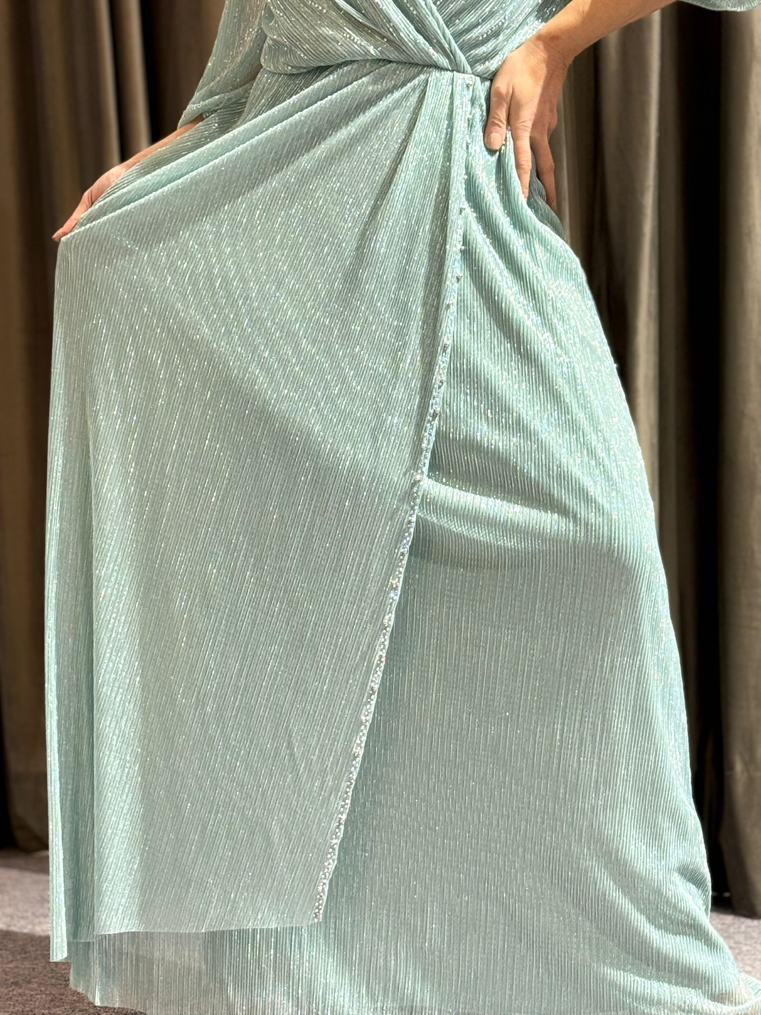 VESTIDO VERDE ÁGUA COM BRILHANTES