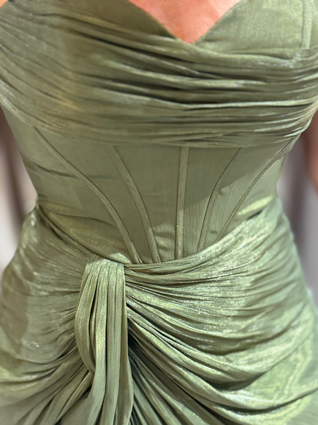 VESTIDO SEREIA COM ESPARTILHO