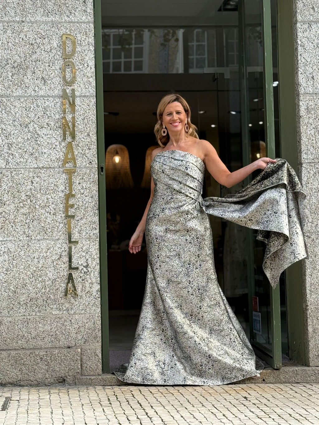 VESTIDO BROCADO EM MODELO SEREIA