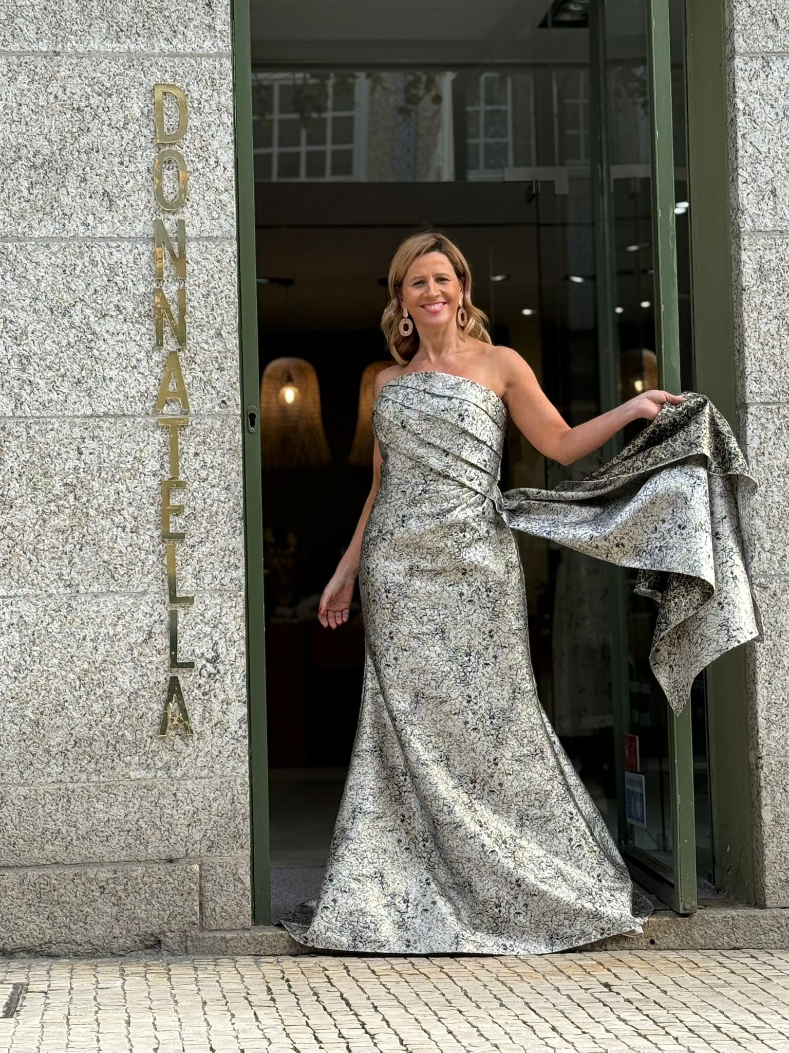 VESTIDO BROCADO EM MODELO SEREIA