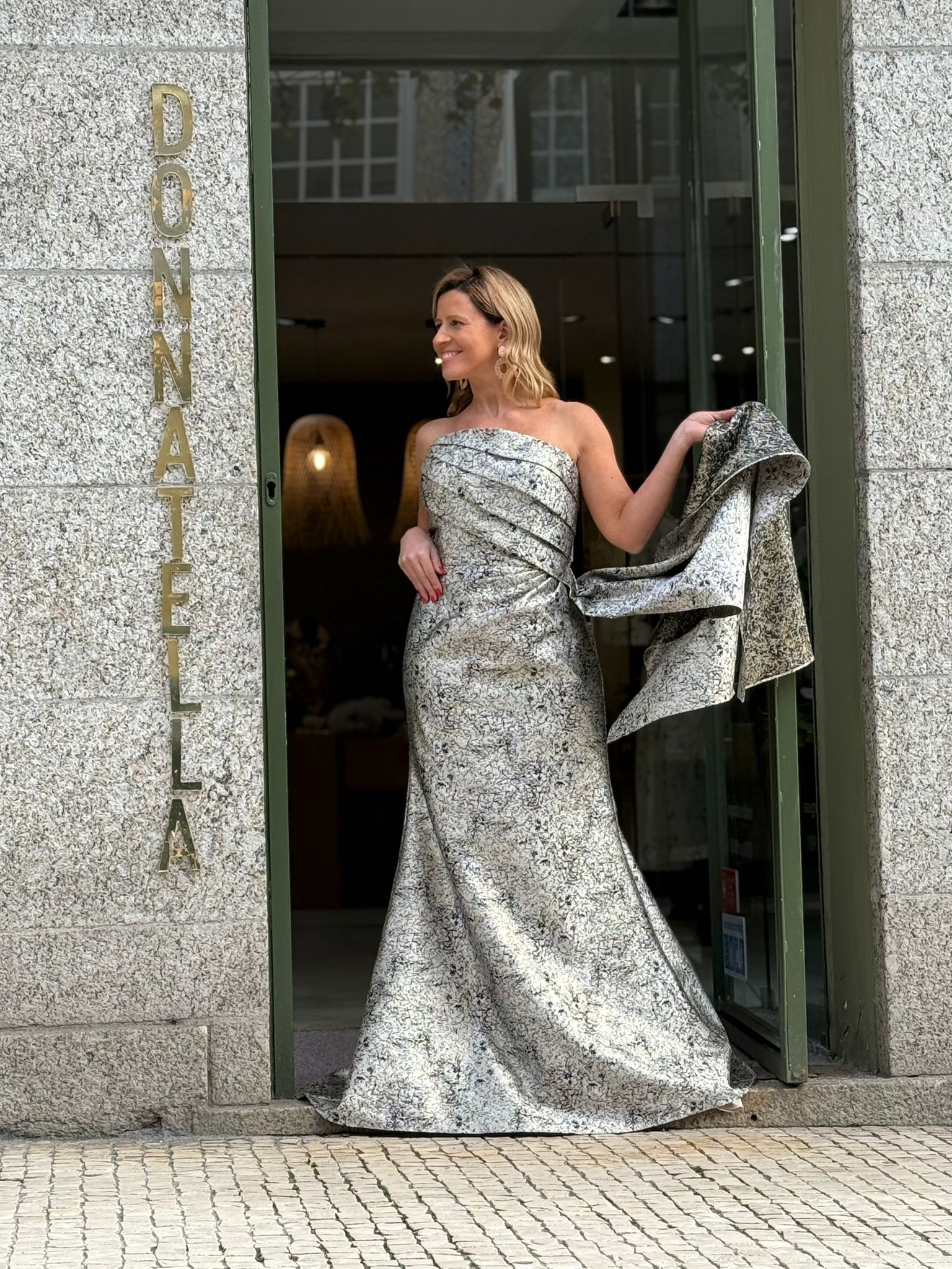 VESTIDO BROCADO EM MODELO SEREIA