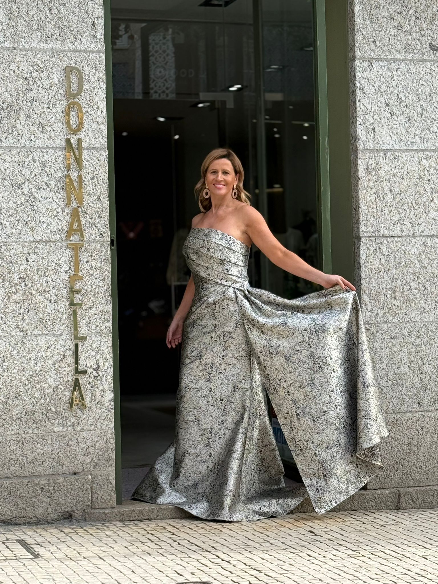 VESTIDO BROCADO EM MODELO SEREIA