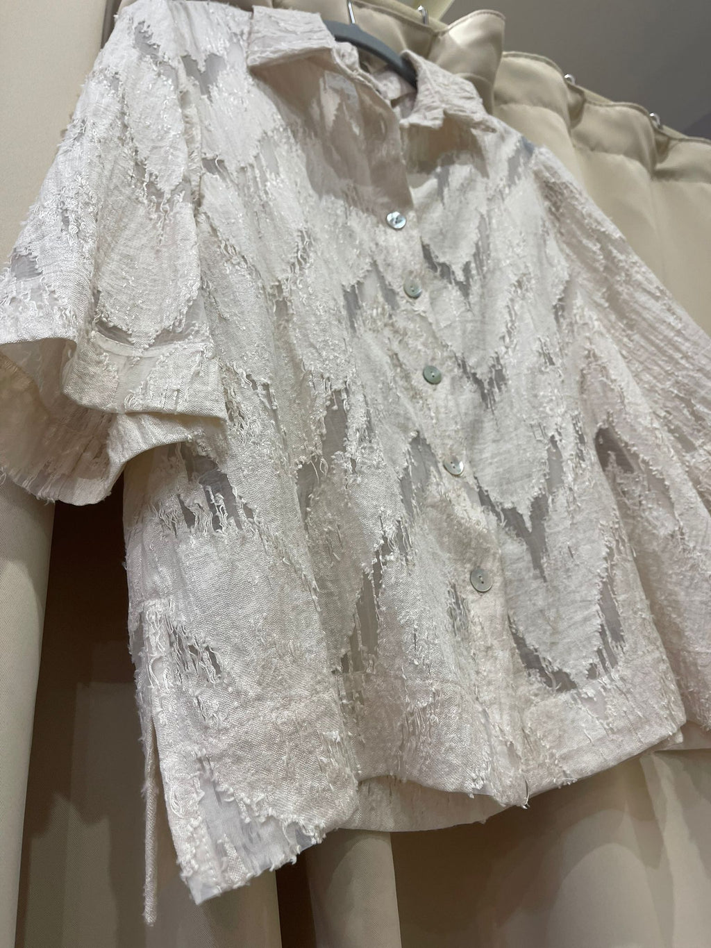 CAMISA MANGA CURTA EM RENDA
