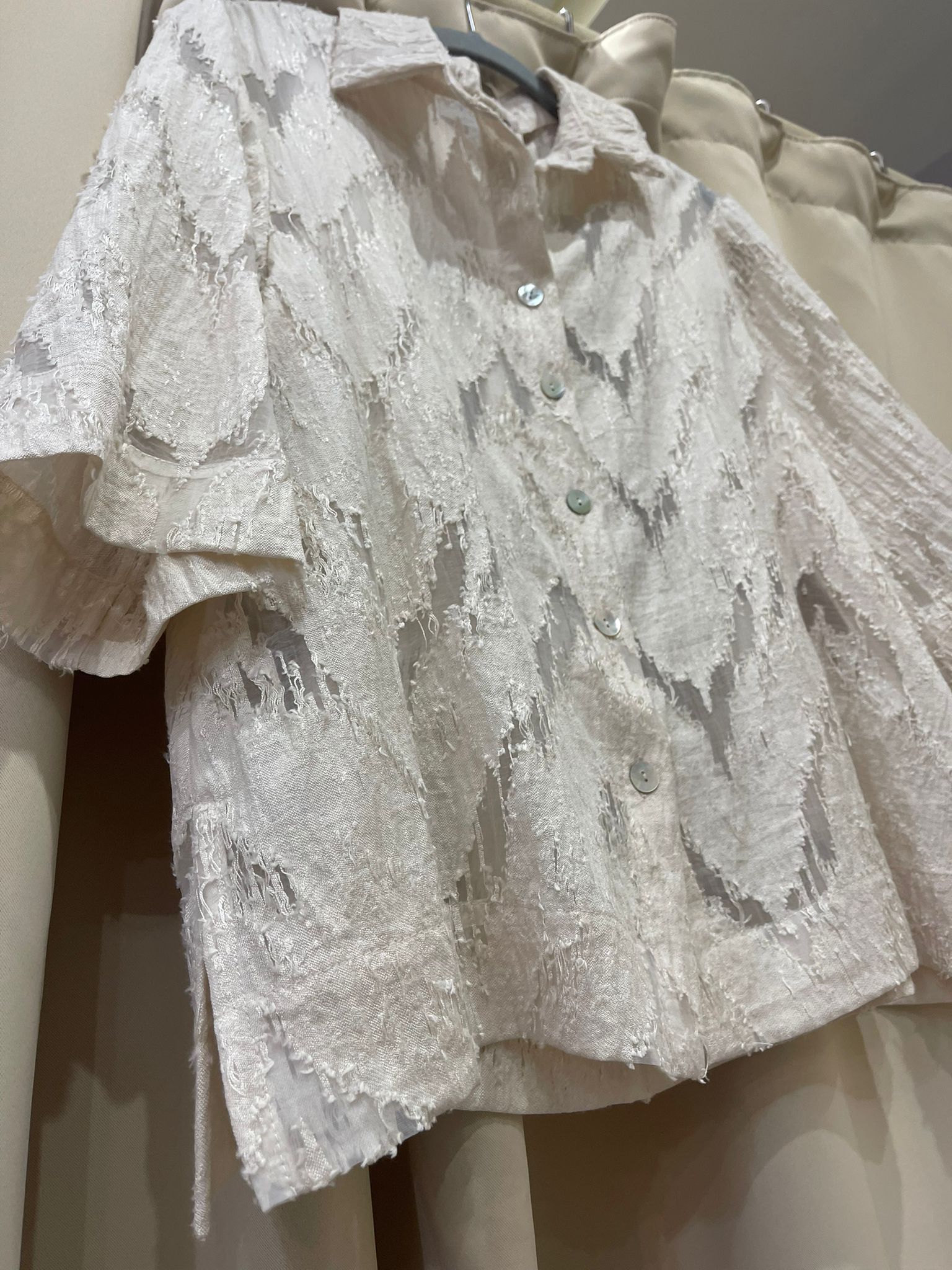 CAMISA MANGA CURTA EM RENDA