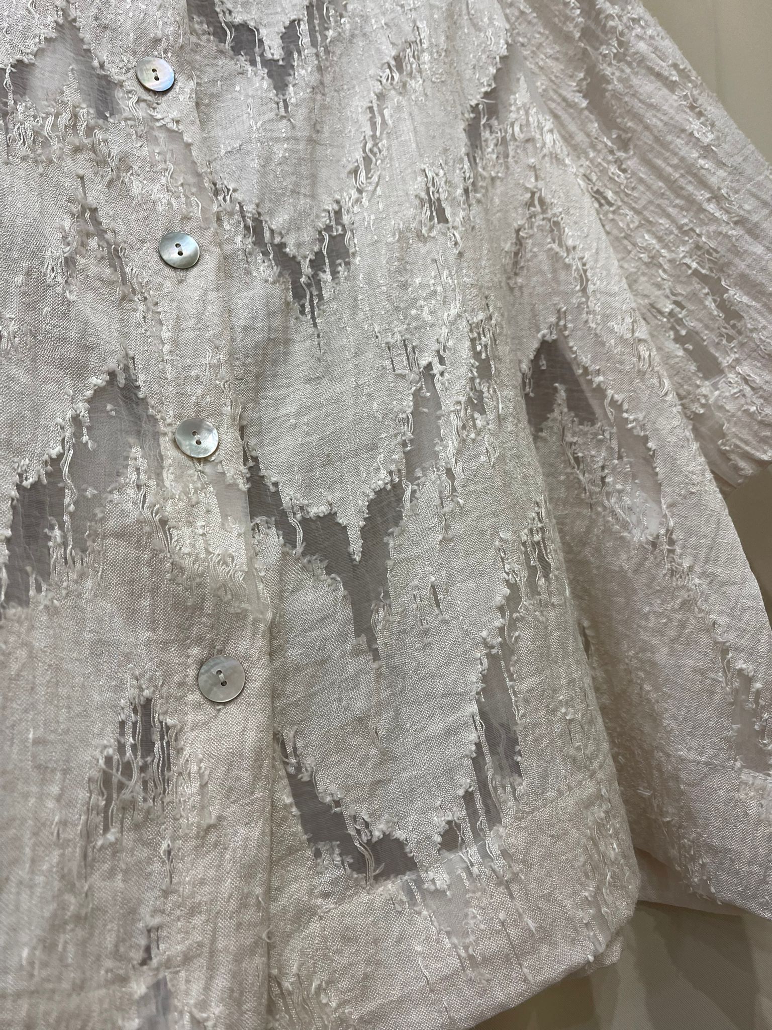 CAMISA MANGA CURTA EM RENDA