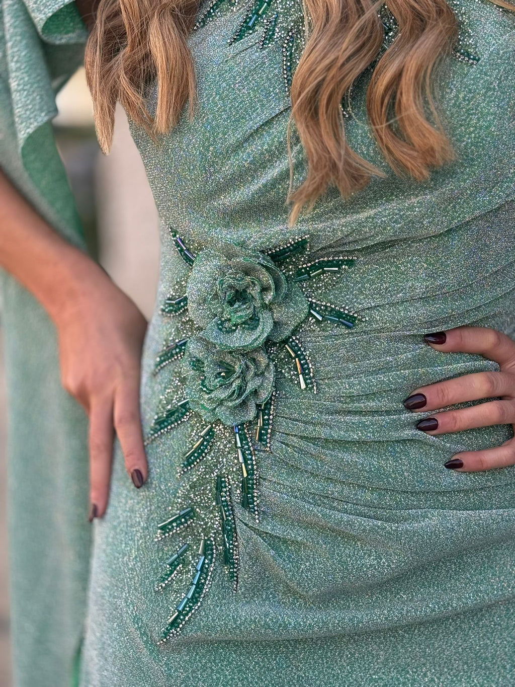 VESTIDO LONGO COM CAPA