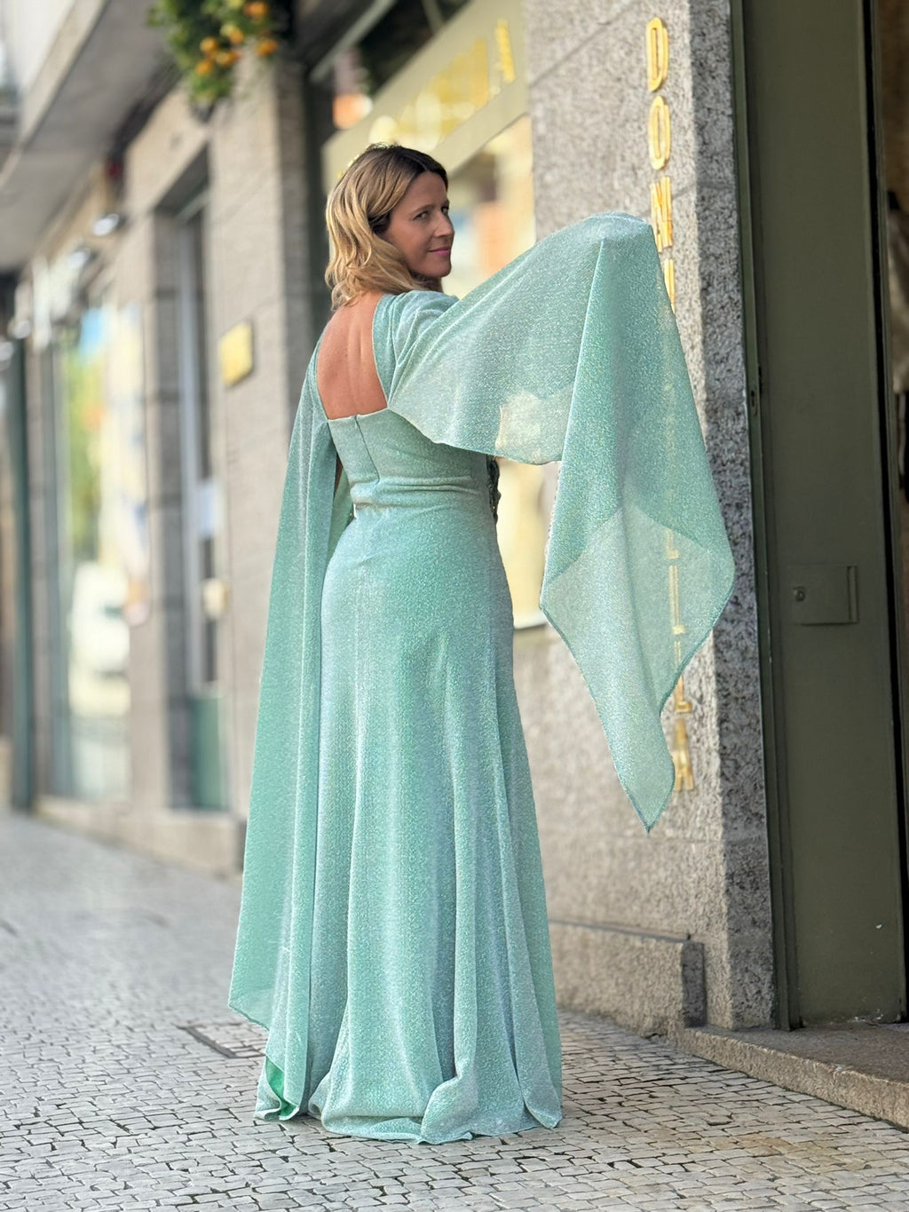 VESTIDO LONGO COM CAPA