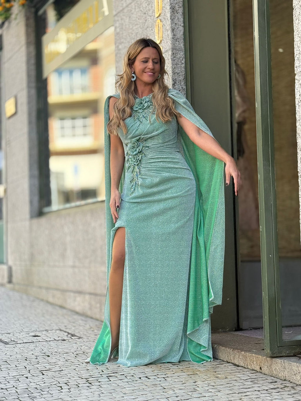 VESTIDO LONGO COM CAPA