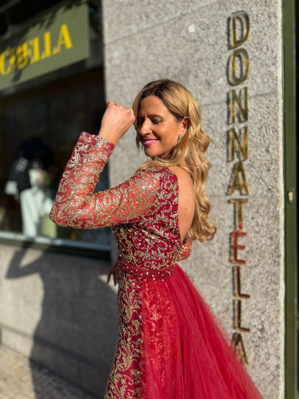 VESTIDO VERMELHO BORDADO DOURADO