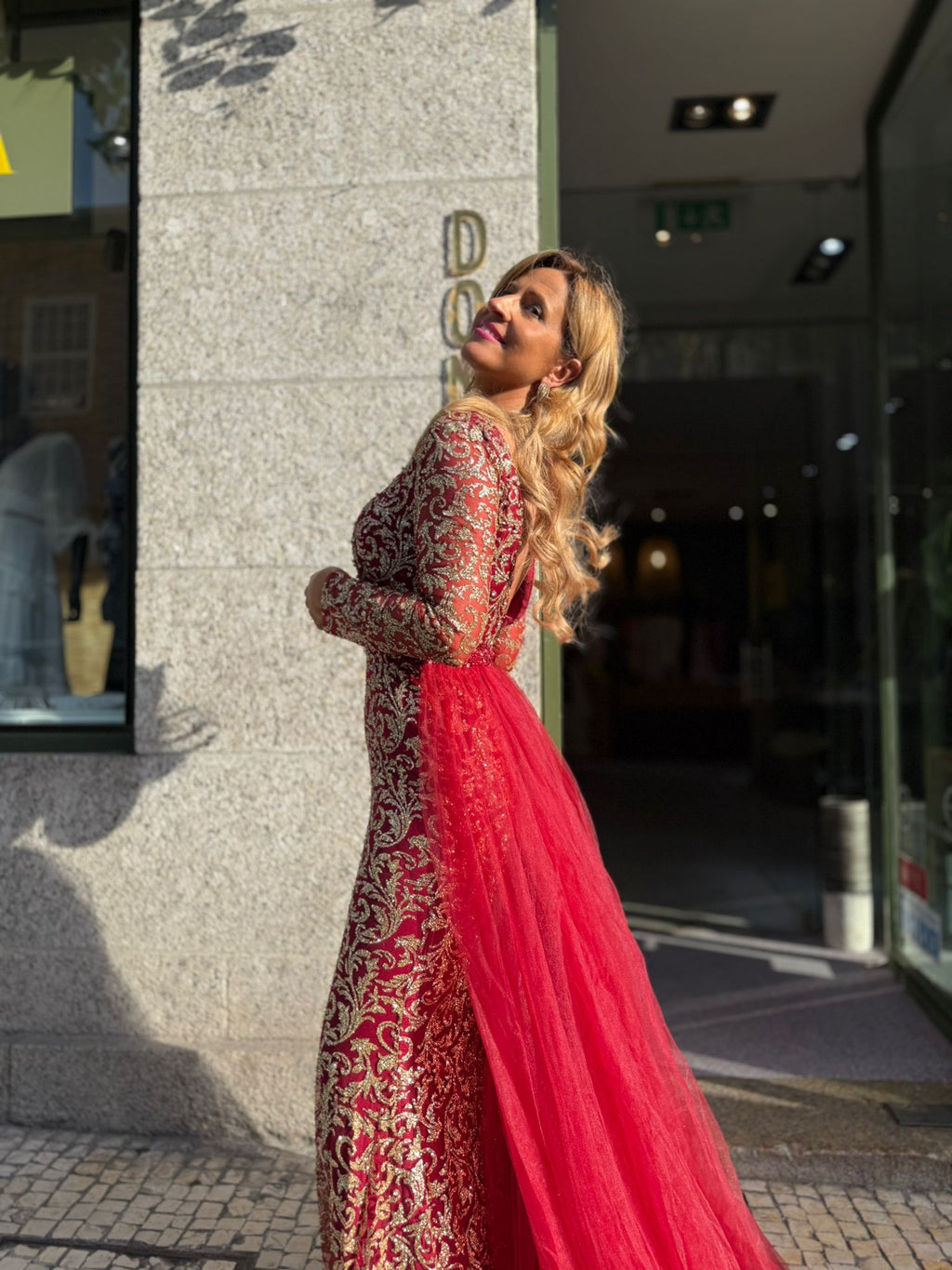 VESTIDO VERMELHO BORDADO DOURADO