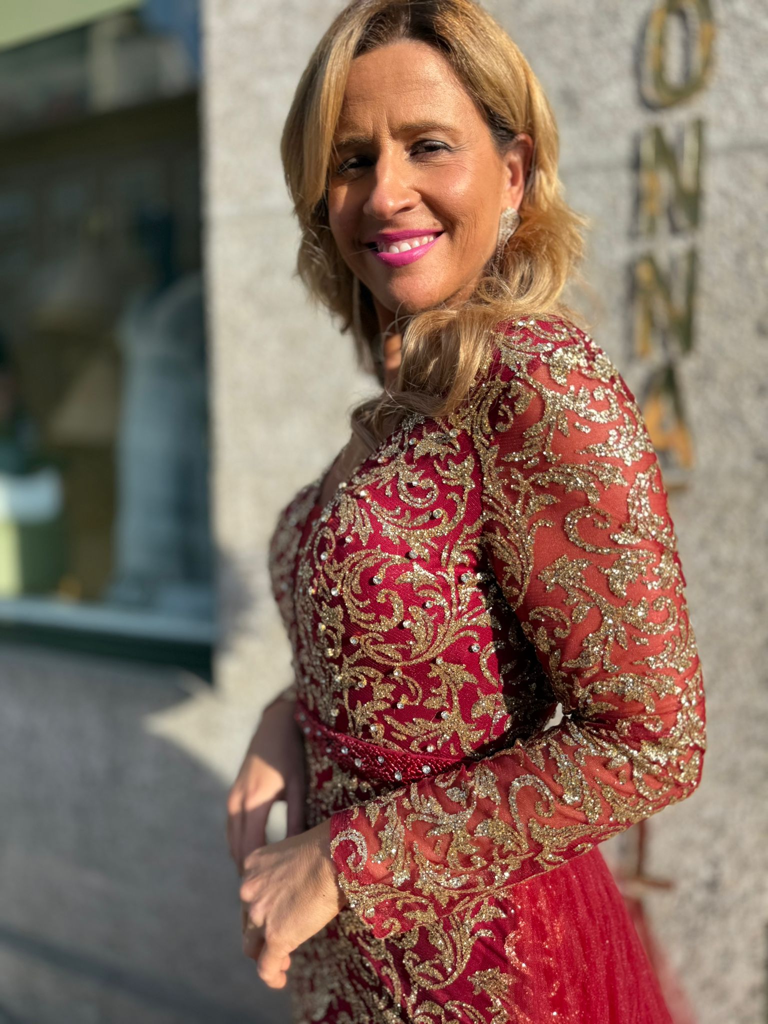 VESTIDO VERMELHO BORDADO DOURADO
