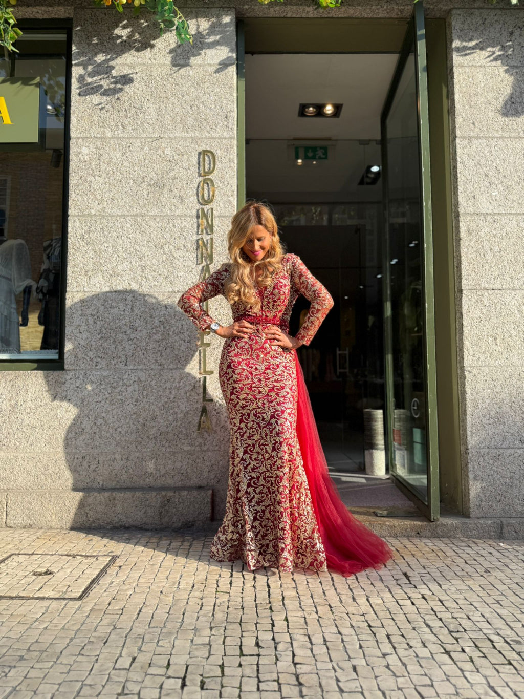 VESTIDO VERMELHO BORDADO DOURADO