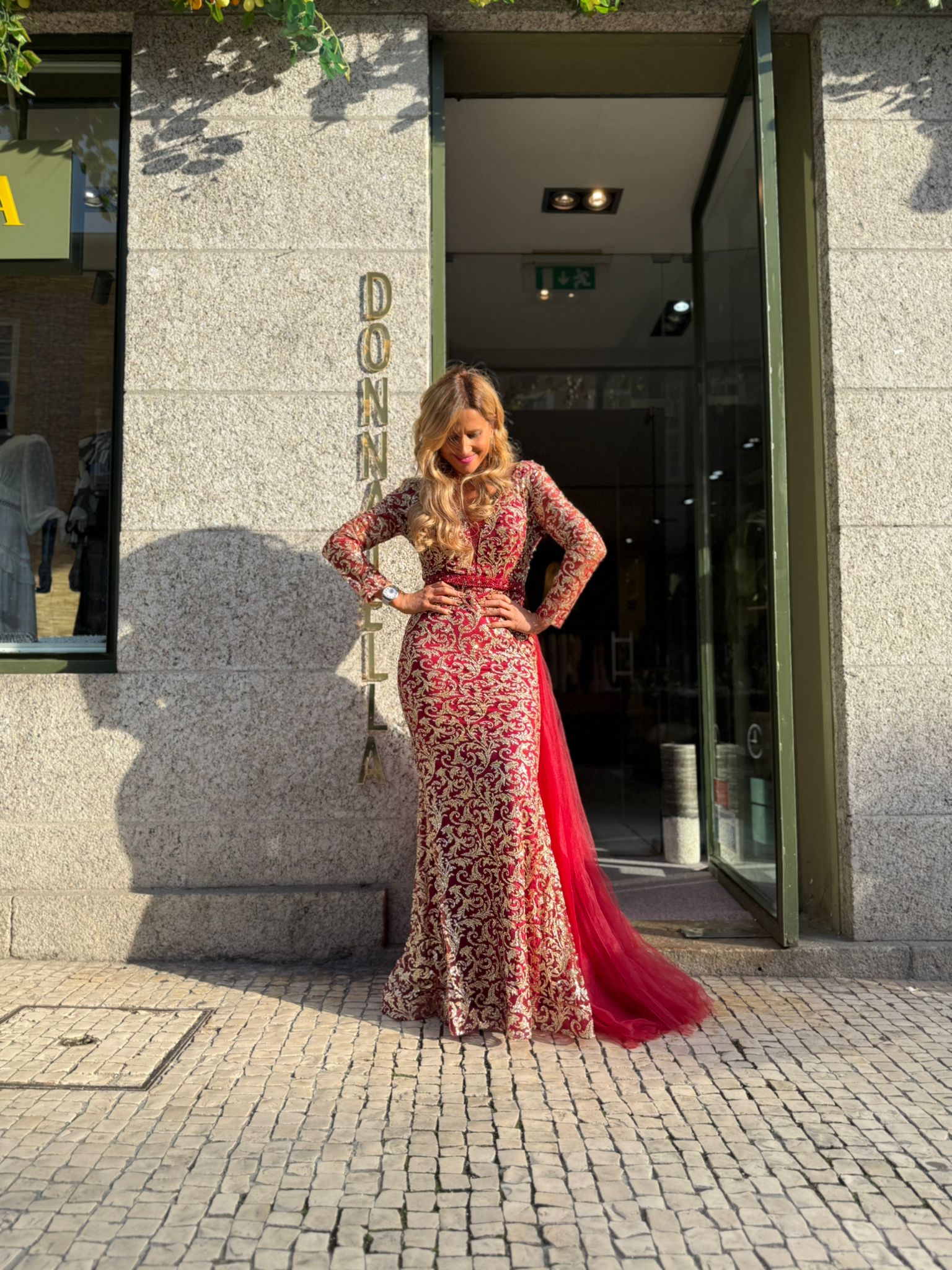 VESTIDO VERMELHO BORDADO DOURADO
