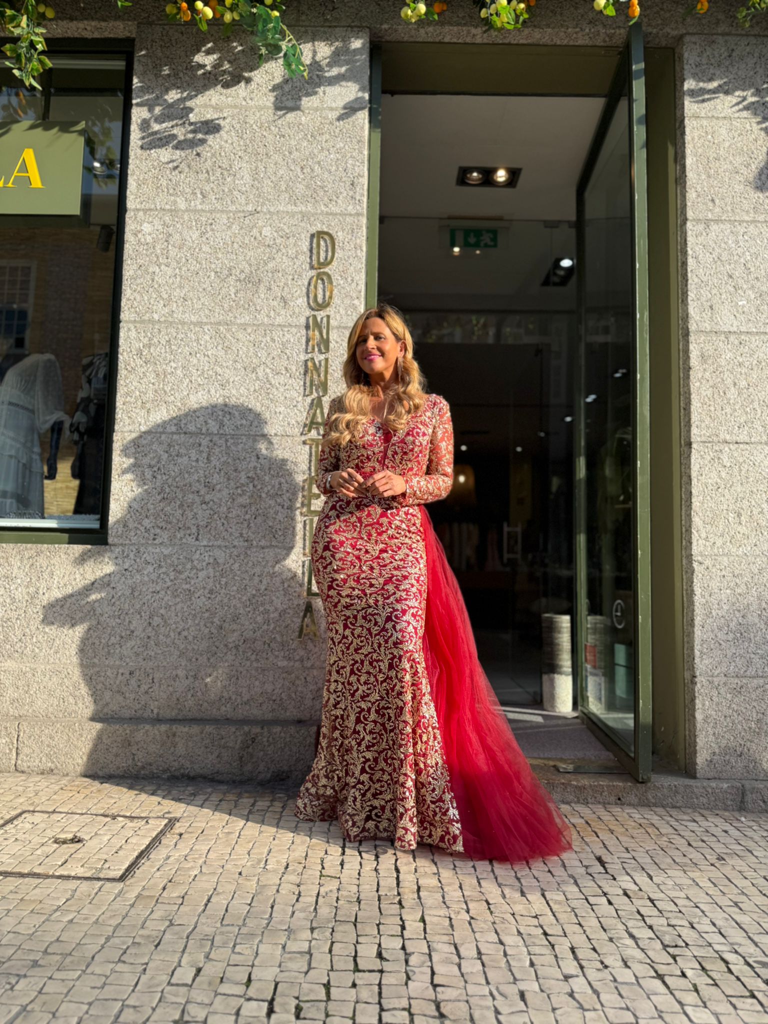 VESTIDO VERMELHO BORDADO DOURADO