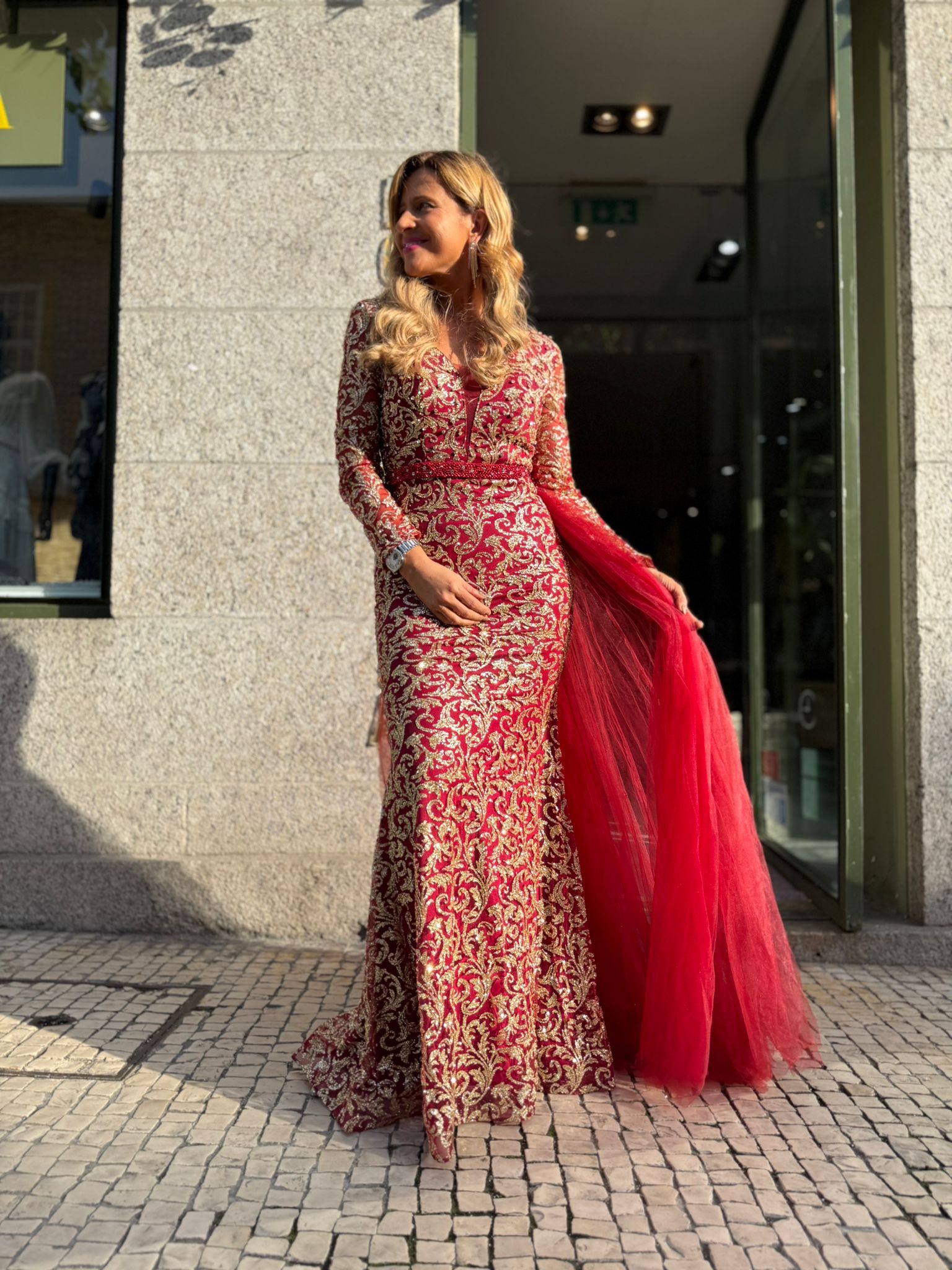 VESTIDO VERMELHO BORDADO DOURADO