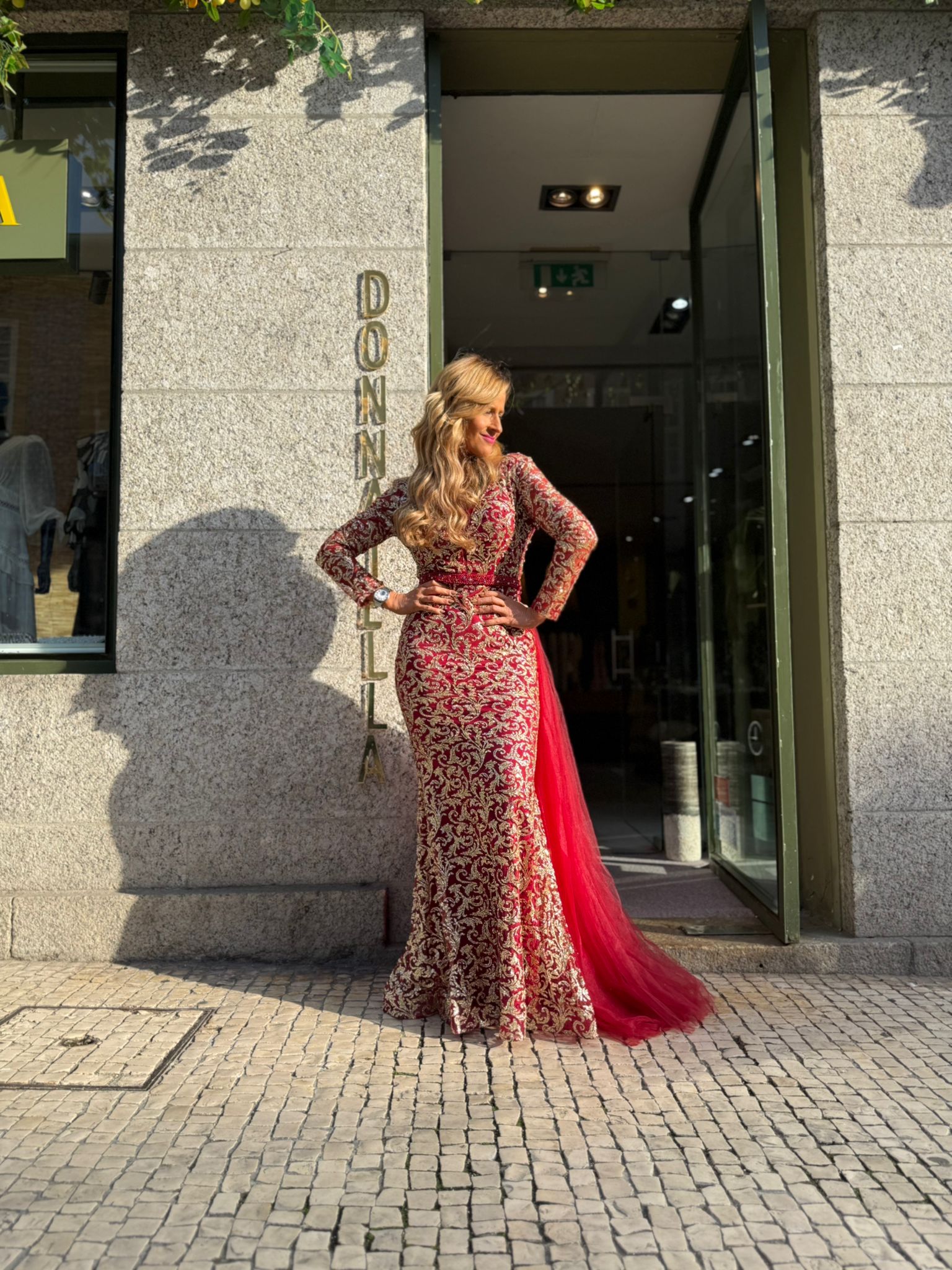 VESTIDO VERMELHO BORDADO DOURADO