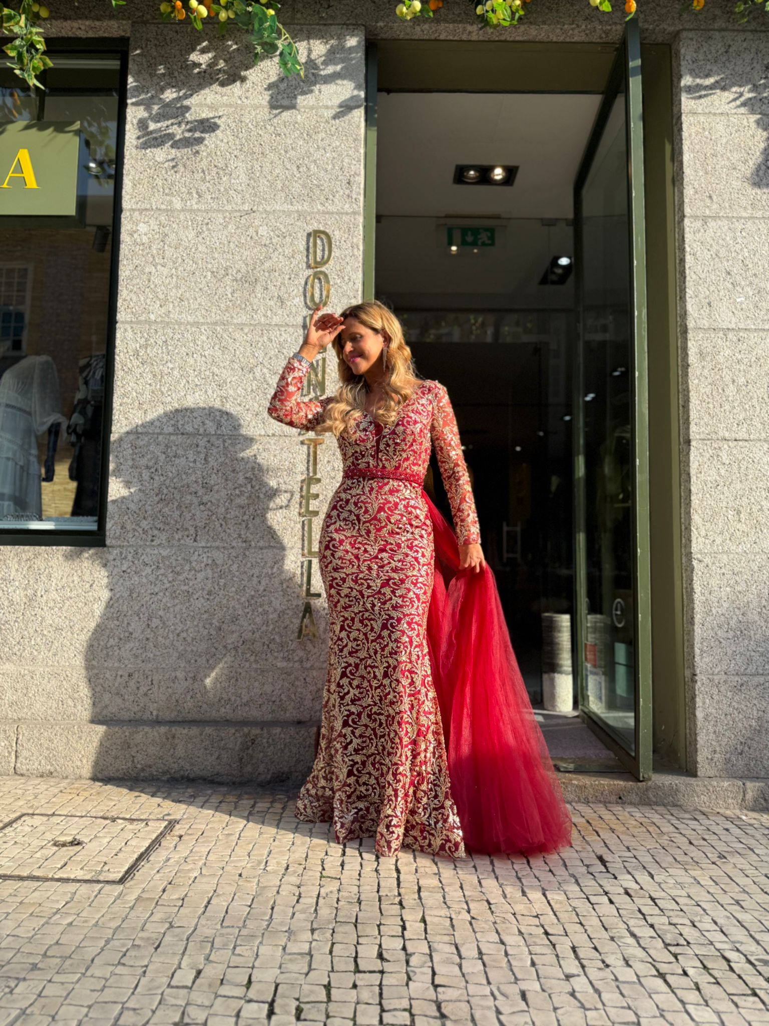 VESTIDO VERMELHO BORDADO DOURADO