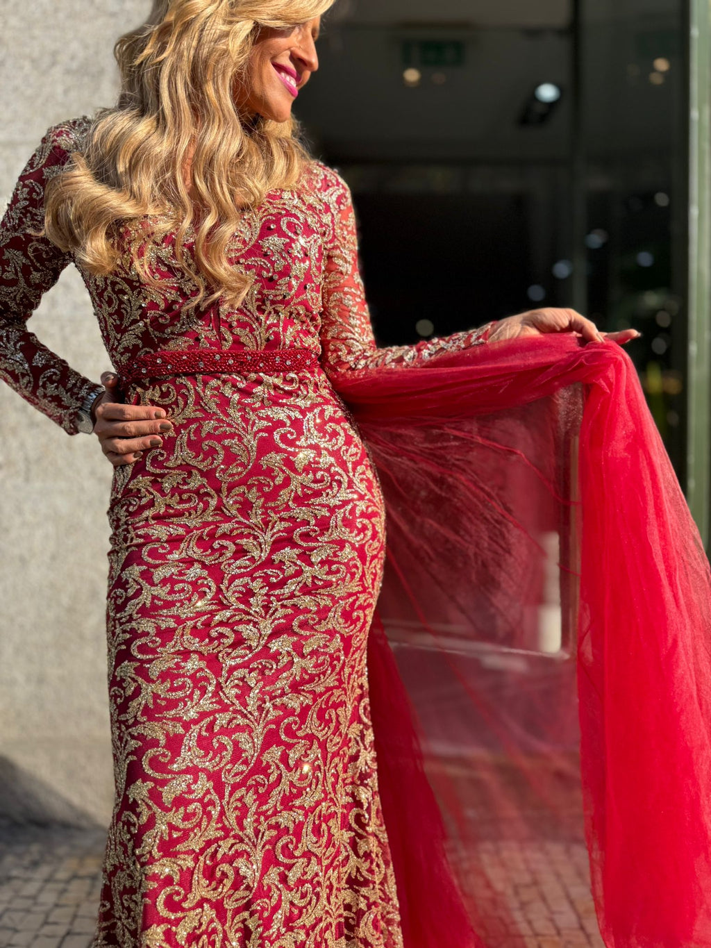 VESTIDO VERMELHO BORDADO DOURADO