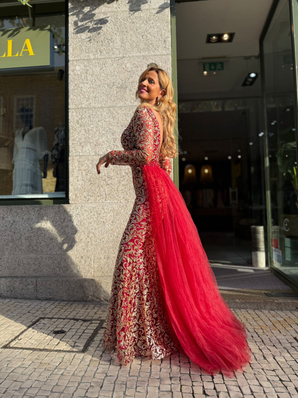 VESTIDO VERMELHO BORDADO DOURADO