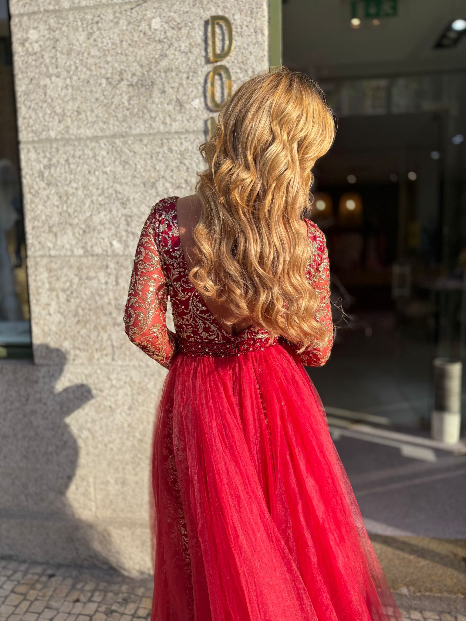VESTIDO VERMELHO BORDADO DOURADO