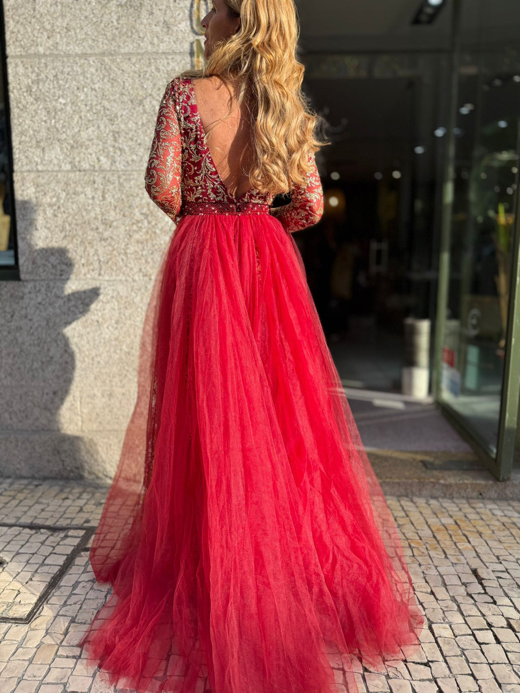 VESTIDO VERMELHO BORDADO DOURADO