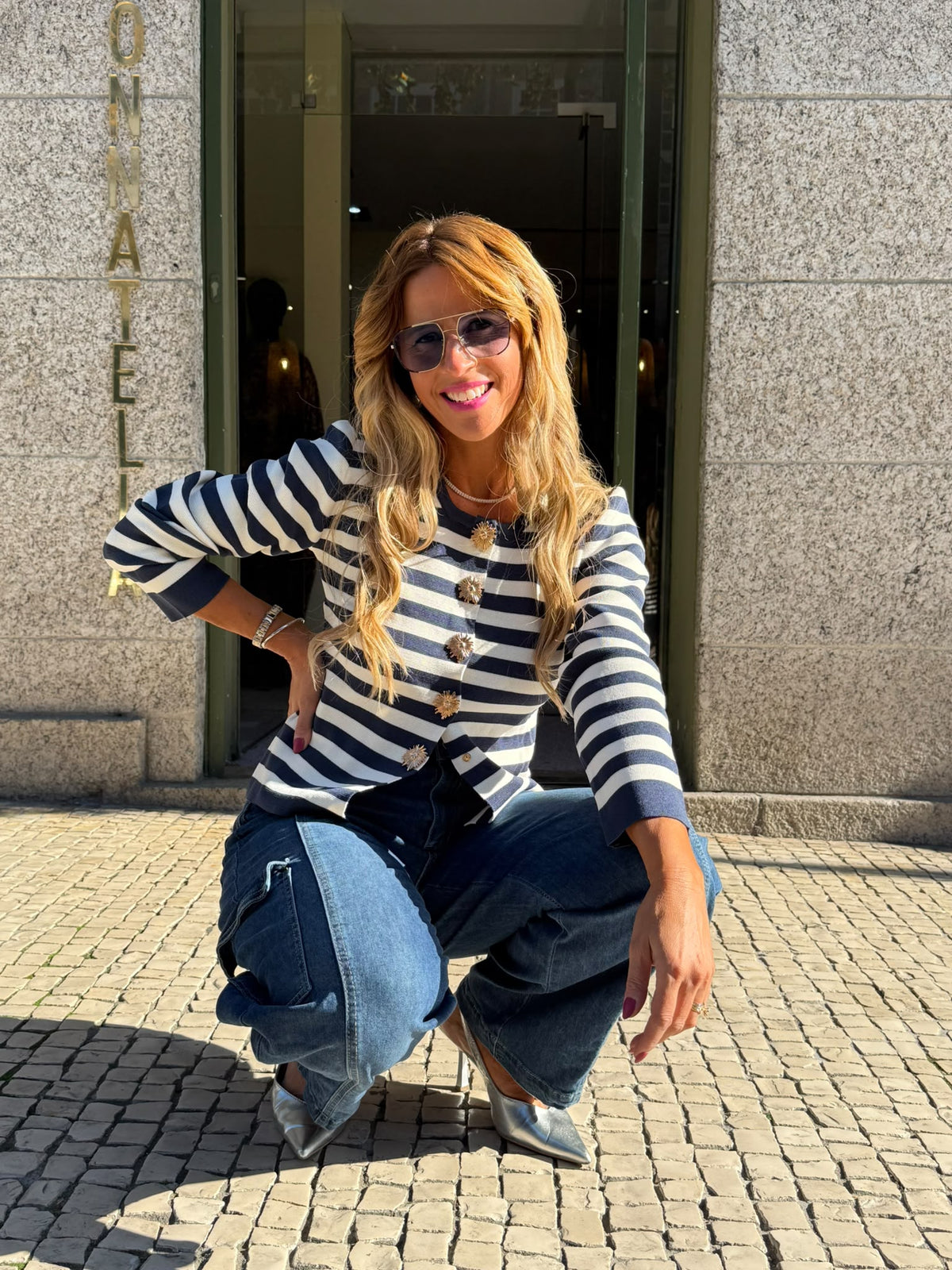 Blusa às Riscas com Botões Dourados