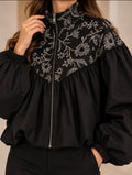 Casaco preto com bordado floral