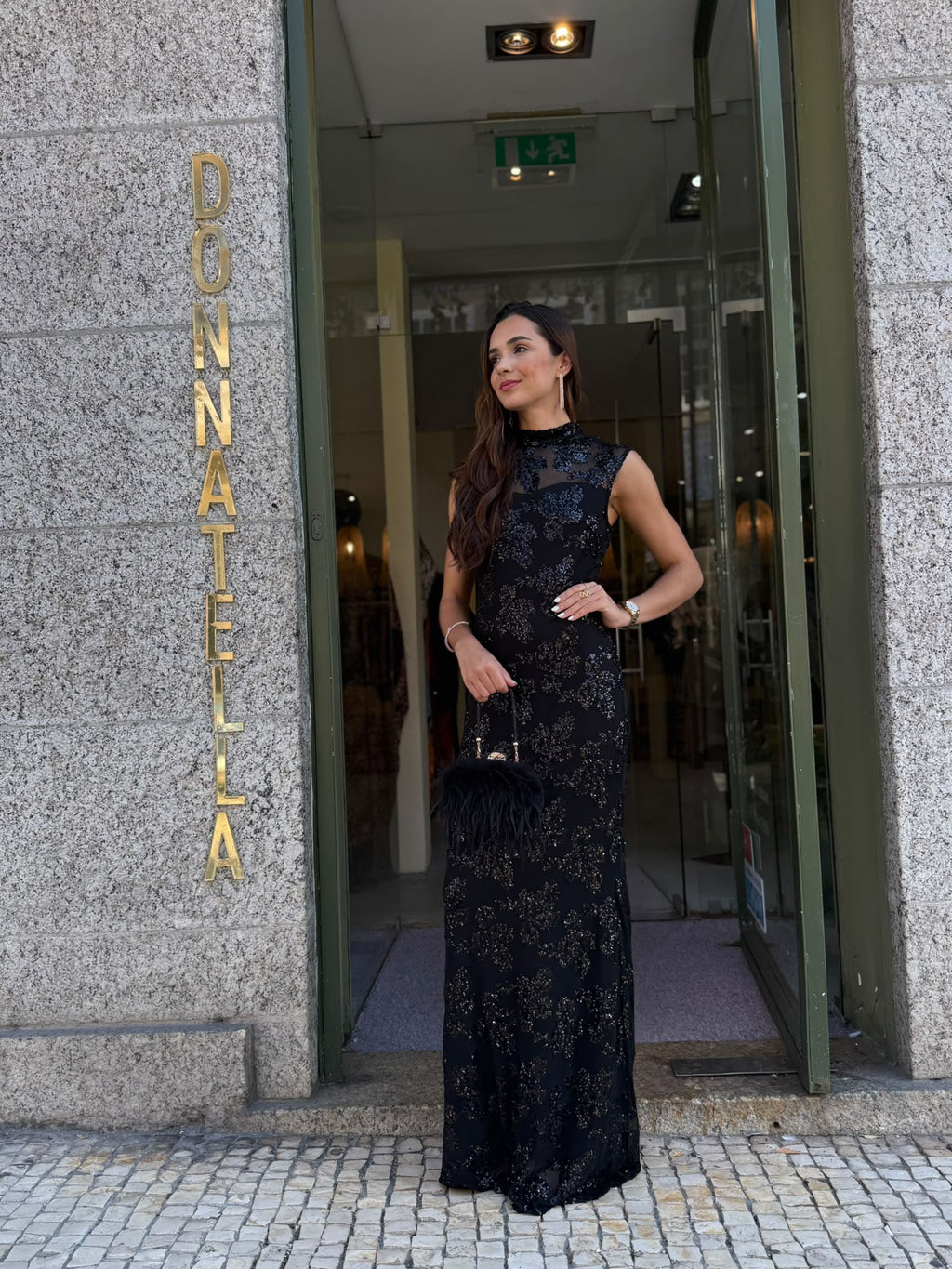 Vestido Longo Preto Bordado com Brilho