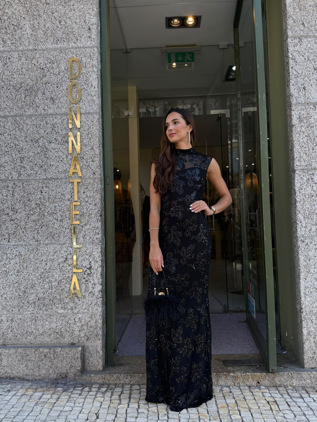 Vestido Longo Preto Bordado com Brilho