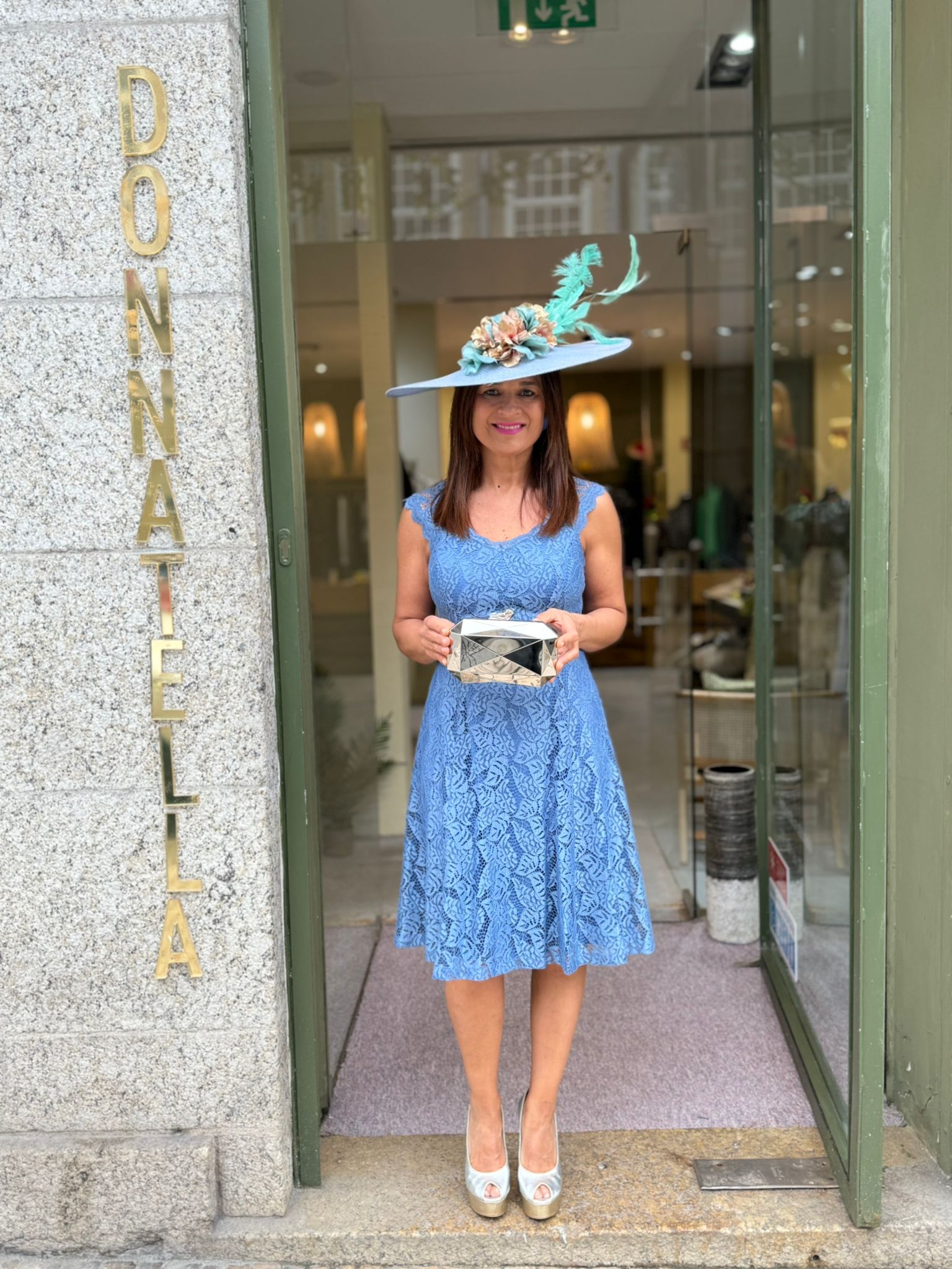 VESTIDO CURTO COM RENDA