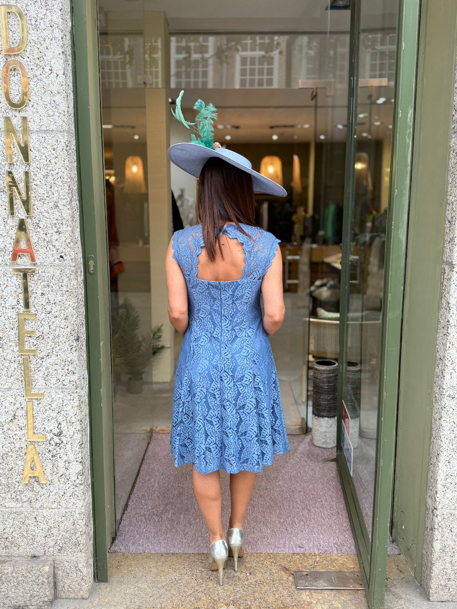 VESTIDO CURTO COM RENDA