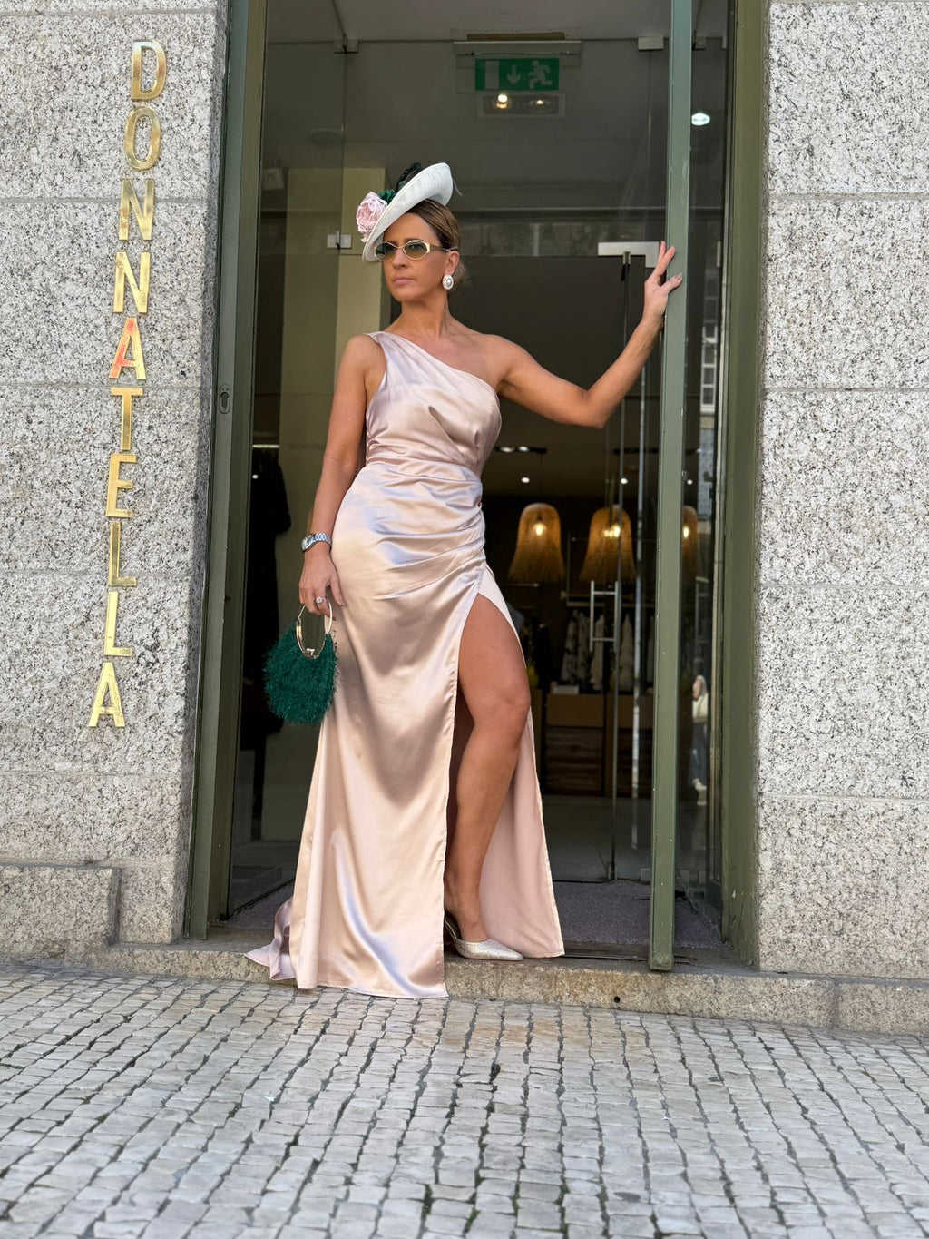 VESTIDO BEGE COM RACHA