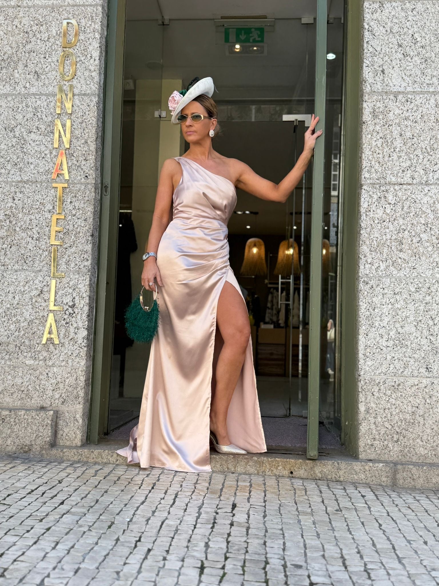 VESTIDO BEGE COM RACHA