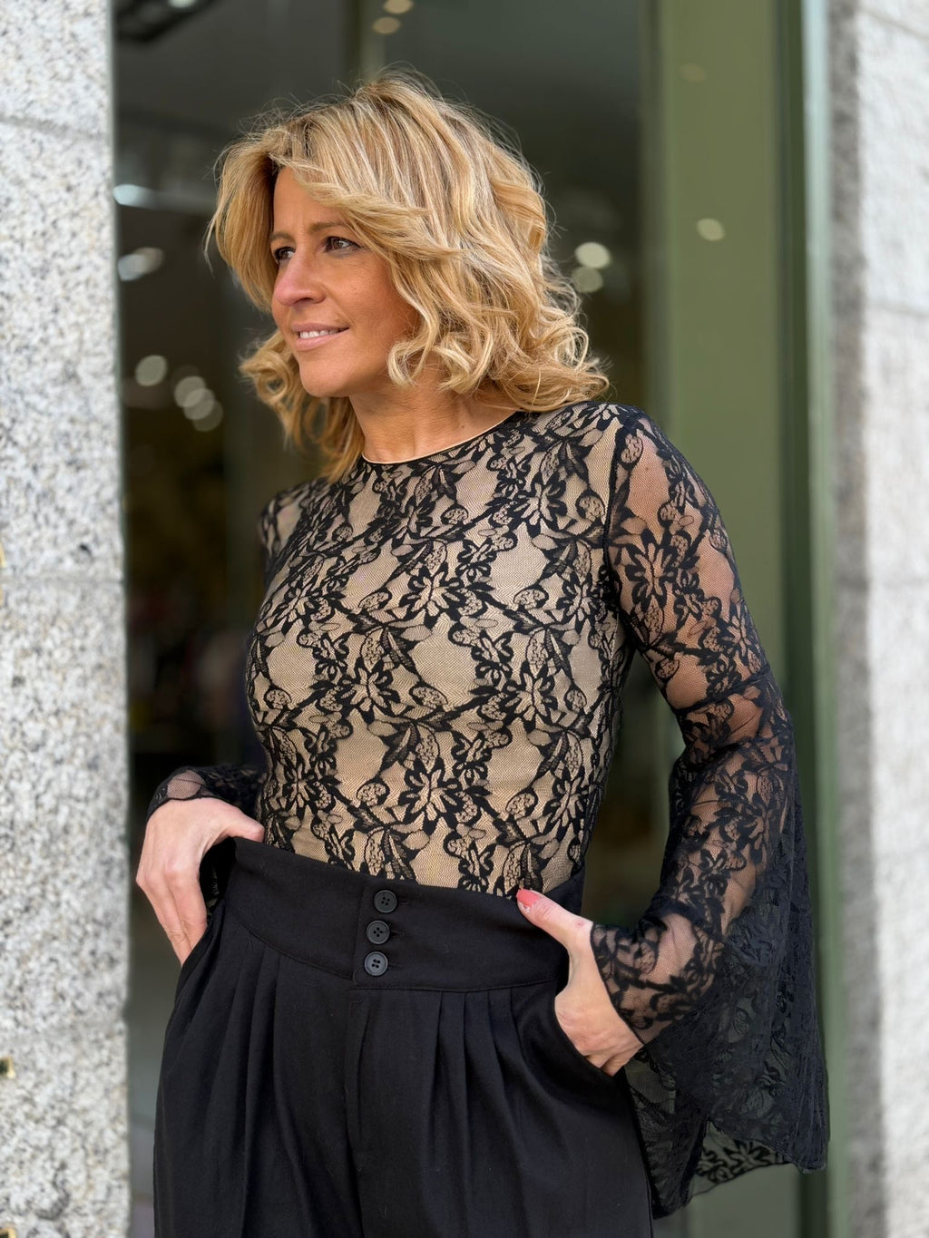BODY PRETO EM RENDA